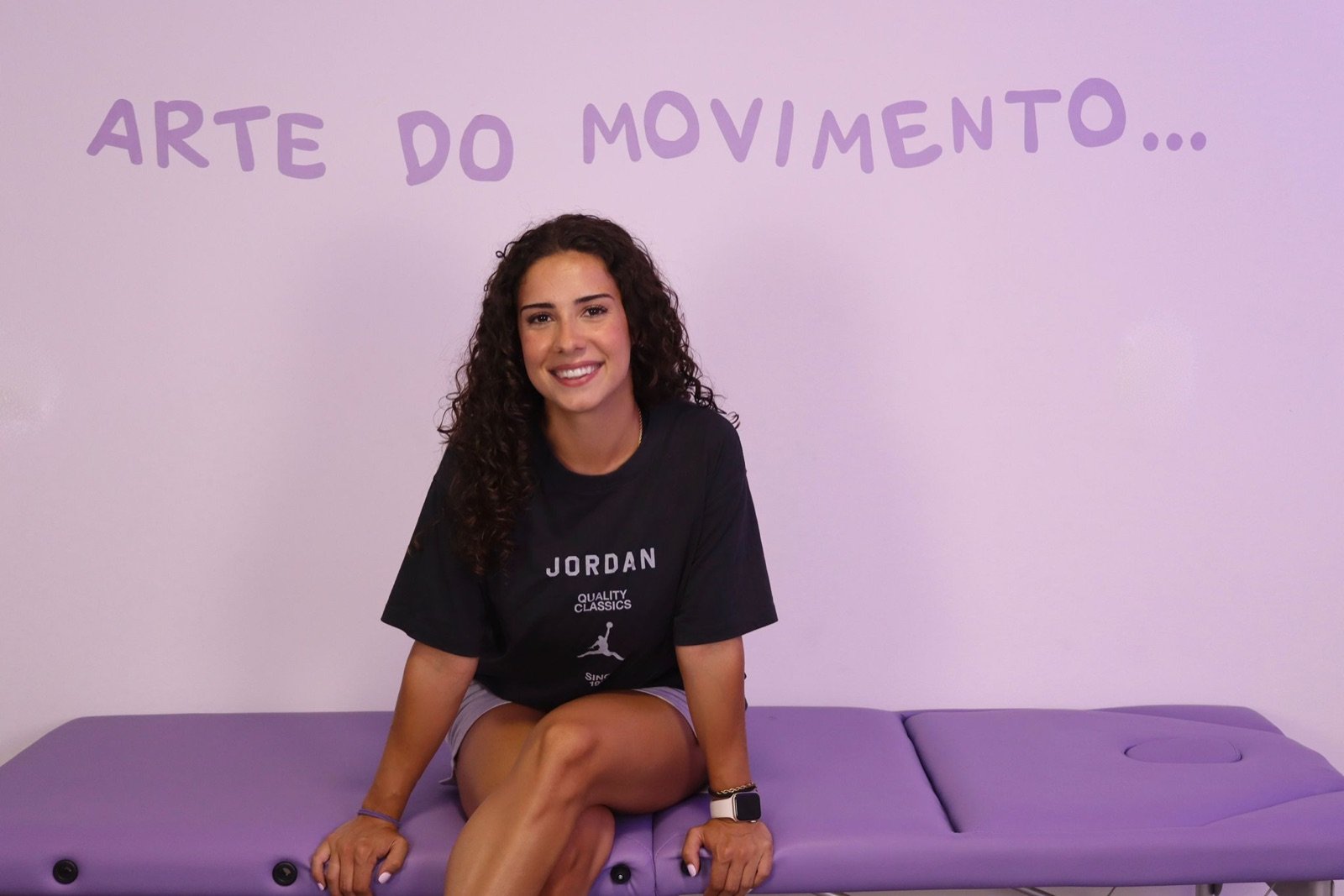 Margarida Pereira, fisioterapeuta, no seu espaço de tratamento em Monte da Caparica